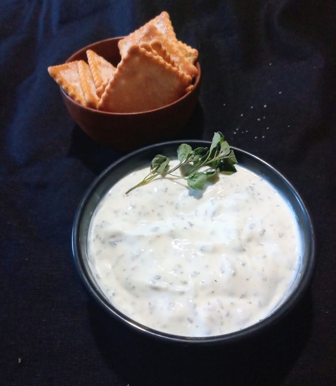Una foto de Dip de kéfir de leche, con hierbas aromáticas