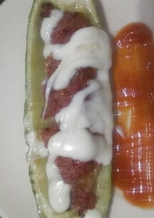 O poză a rețetei Dovlecei umpluți cu carne tocată și cașcaval ras.