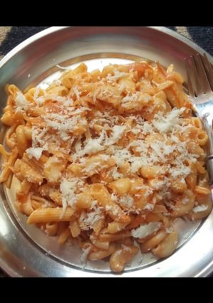 A picture of Red sauce cheese pasta.