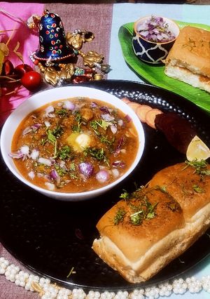 यम्मी डबल मसाला पाव भाजी (Masala Pav Bhaji Recipe In Marathi) रेसिपी चे मुख्य फोटो 