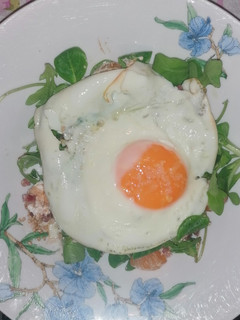 Una foto de Ensalada con huevo a la plancha