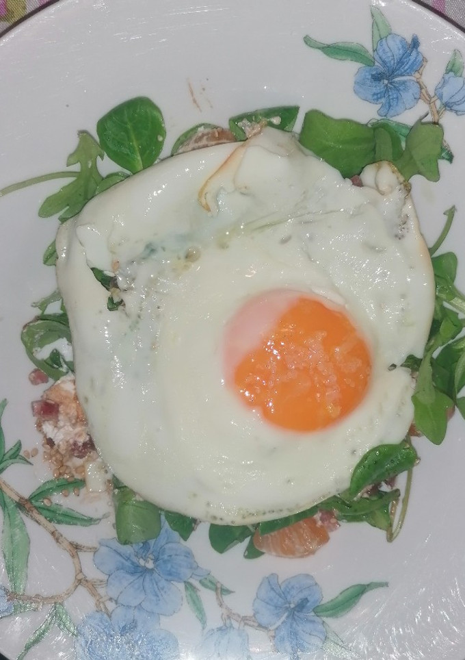 Una foto de Ensalada con huevo a la plancha