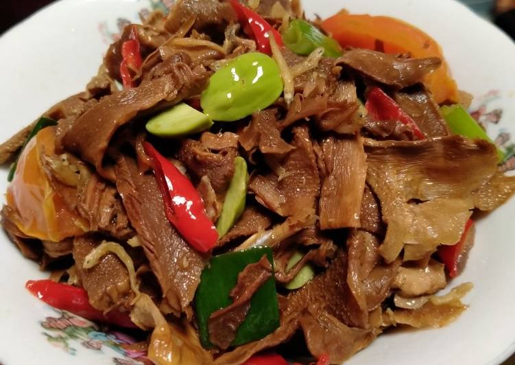 56. Tumis rebung teri pete