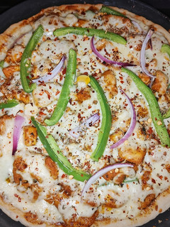 தந்தூரி சிக்கன் பீட்சா(tandoori chicken pizza recipe in tamil) செய்முறை முக்கிய புகைப்படம்