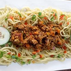 A picture of Pasta with minced meat and barbecue chicken.