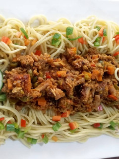 A picture of Pasta with minced meat and barbecue chicken.