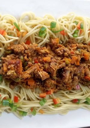 A picture of Pasta with minced meat and barbecue chicken.