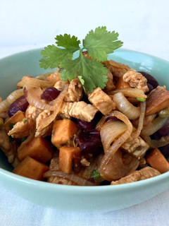 Una foto de Pollo salteado con batata, cebolla, alubias, guisantes y salsa de miel con limón para burritos