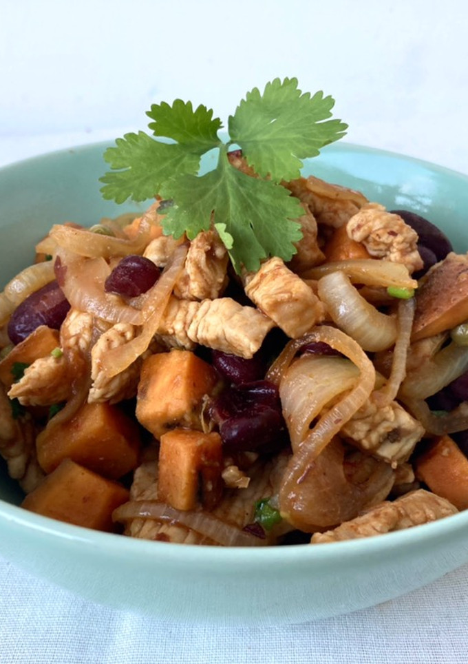 Una foto de Pollo salteado con batata, cebolla, alubias, guisantes y salsa de miel con limón para burritos