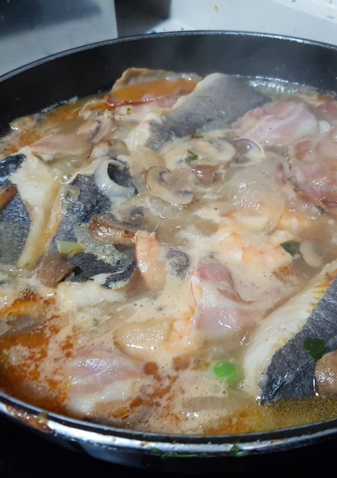 Una foto de Lomos de merluza con langostinos