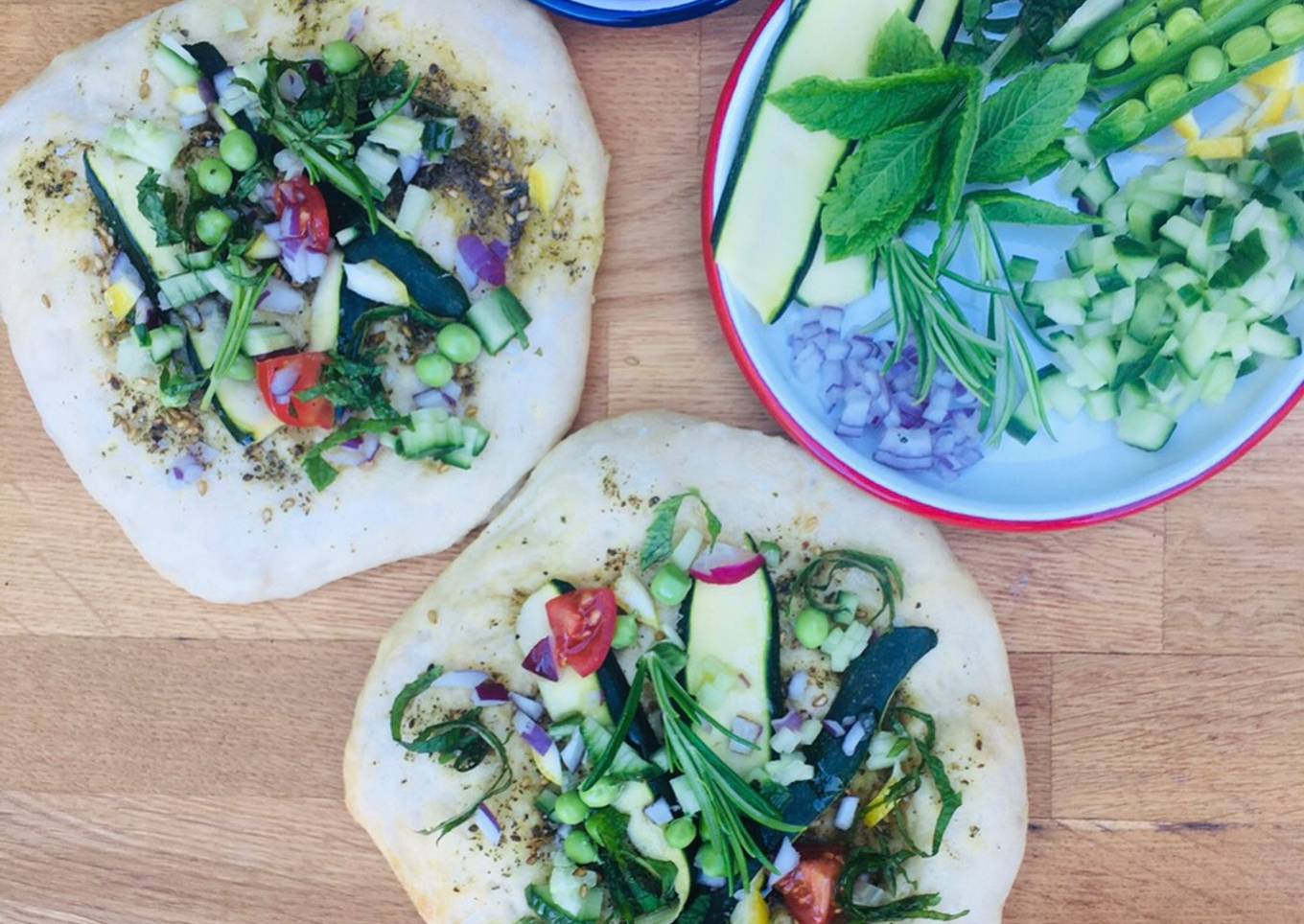 Green pizza with seasonal veg, za’atar, herbs (and pineapple 🍍)🌱