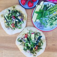 A picture of Green pizza with seasonal veg, za’atar, herbs (and pineapple 🍍)🌱.