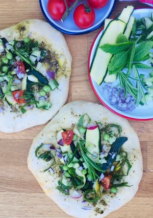 A picture of Green pizza with seasonal veg, za’atar, herbs (and pineapple 🍍)🌱.