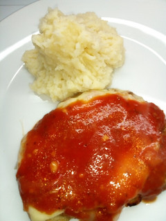 Una foto de Milanesa napolitana de carne con puré