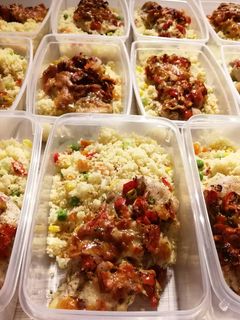 Paradicsommal, sajttal sült fűszeres csirke, zöldséges kuszkusz recept fotója