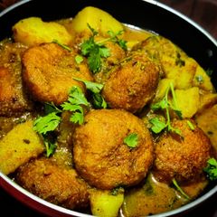 A picture of Chenna aloo tarkari (curdled milk patties and potatoes in gravy).