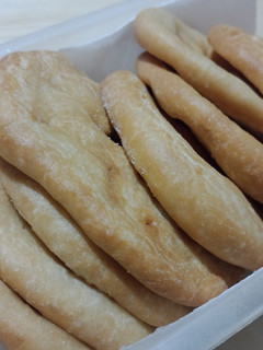 Una foto de Tortas fritas 😋⛈️🧉