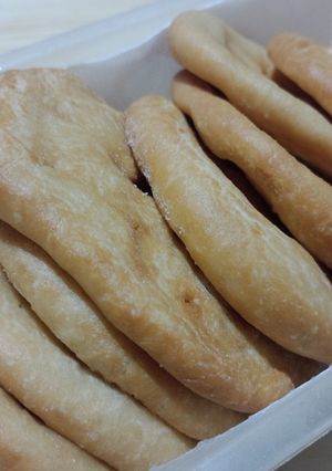 Una foto de Tortas fritas 😋⛈️🧉