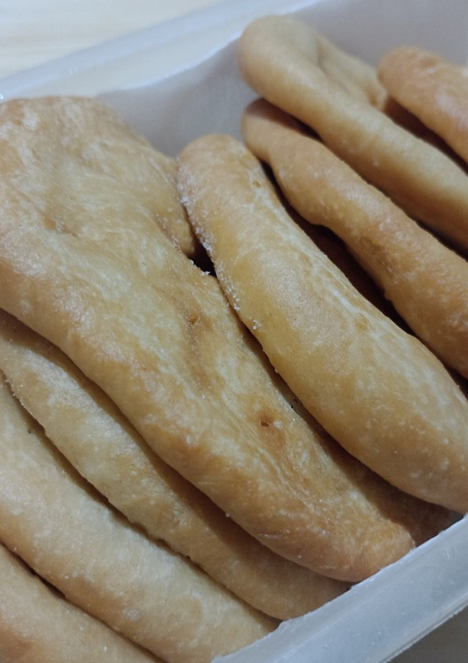 Una foto de Tortas fritas 😋⛈️🧉
