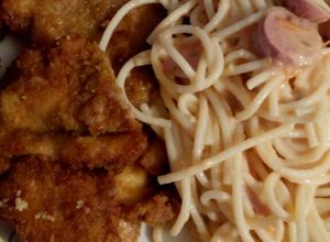 Una foto de Pollo estilo Americano con espagueti rojo con salchicha