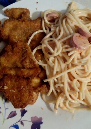 Una foto de Pollo estilo Americano con espagueti rojo con salchicha