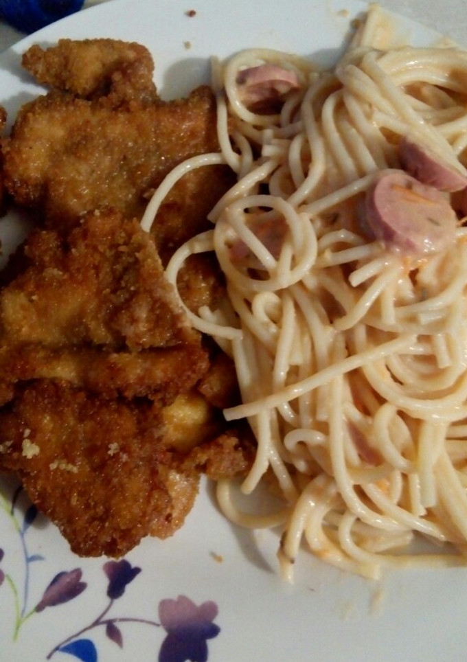 Una foto de Pollo estilo Americano con espagueti rojo con salchicha