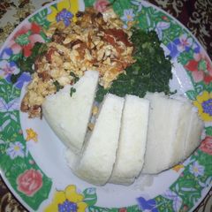 A picture of Ugali mayai na steamed kales.