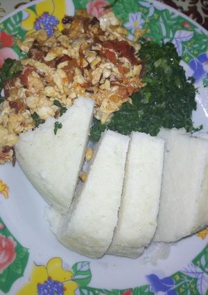 A picture of Ugali mayai na steamed kales.