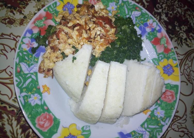 Ugali mayai na steamed kales