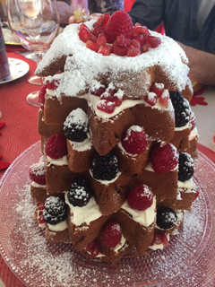 Una foto de Pandoro con cremas chantilly y diplomática