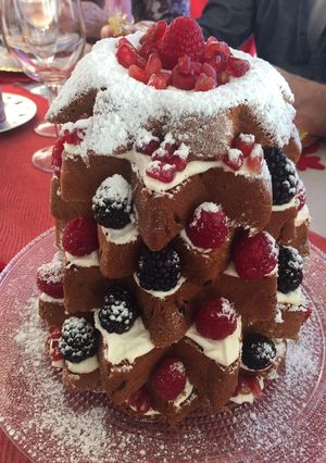 Una foto de Pandoro con cremas chantilly y diplomática