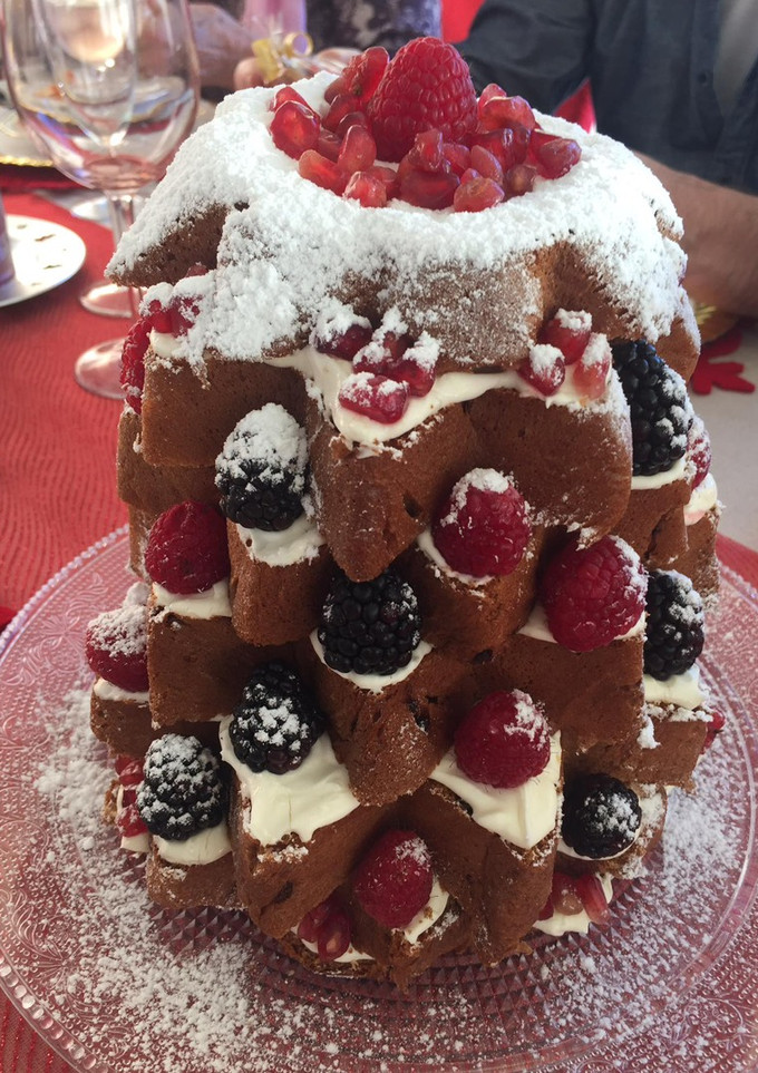 Una foto de Pandoro con cremas chantilly y diplomática