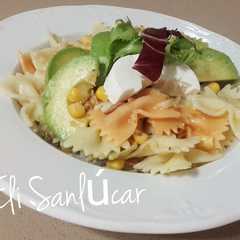 Una foto de Pasión por el aguacate! en ensalada de pasta con fruta y rulo de cabra