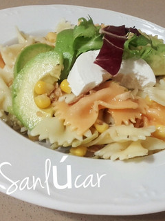 Una foto de Pasión por el aguacate! en ensalada de pasta con fruta y rulo de cabra