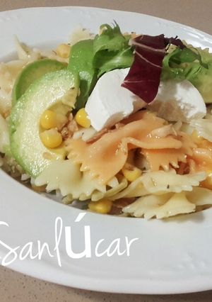 Una foto de Pasión por el aguacate! en ensalada de pasta con fruta y rulo de cabra