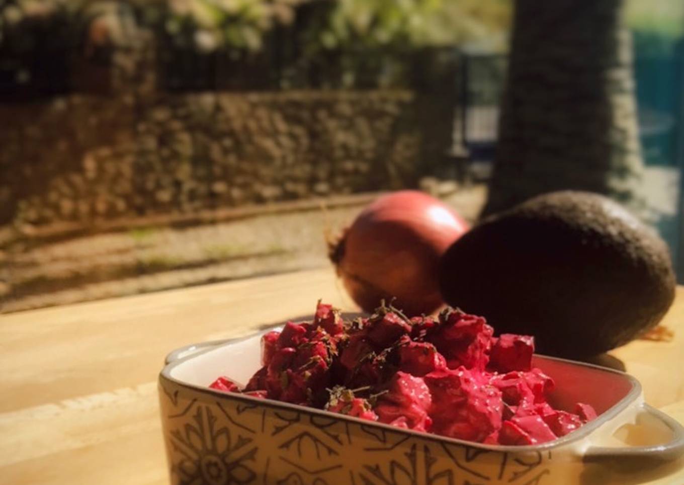 Ensaladilla rosa de aguacate y pepino a la menta