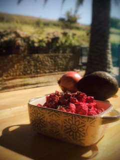 Una foto de Ensaladilla rosa de aguacate y pepino a la menta