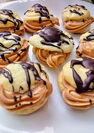 Una foto de Profiteroles Mini con Crema Chocotorta