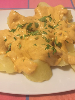 Una foto de Papas bravas con salsa diferente