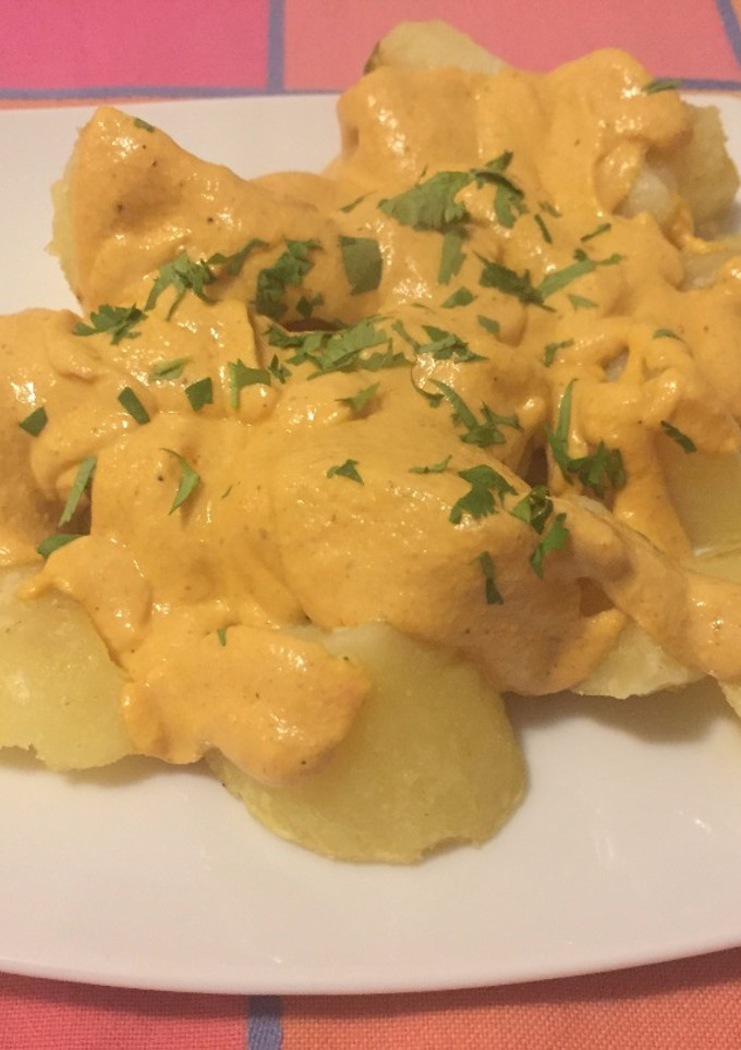 Una foto de Papas bravas con salsa diferente