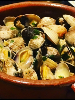 Una foto de Almejas en salsa verde