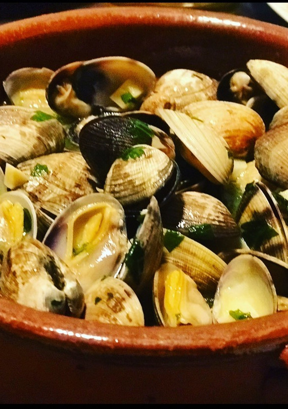 Una foto de Almejas en salsa verde