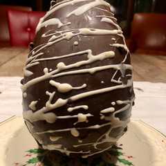 Una foto de Huevo de Pascua, relleno de bombones caseros
