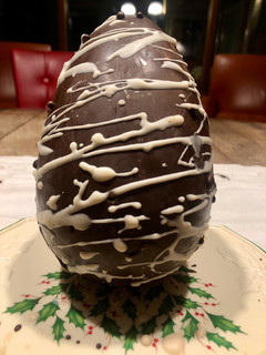 Una foto de Huevo de Pascua, relleno de bombones caseros