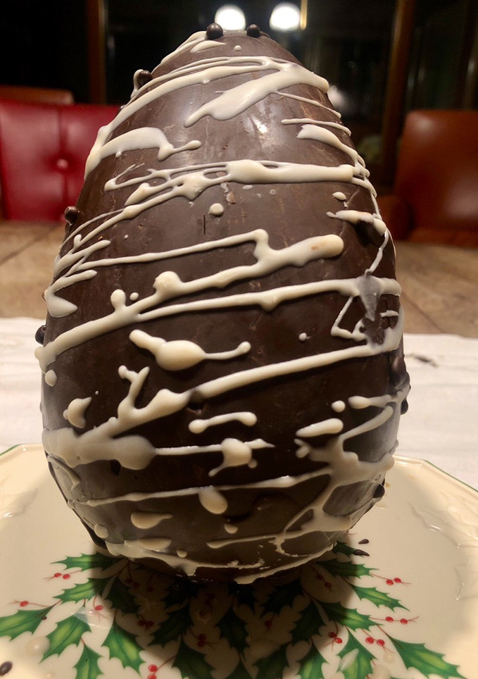Una foto de Huevo de Pascua, relleno de bombones caseros