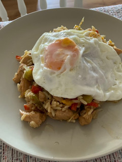 Una foto de Nasi Goreng - Arroz estilo indonesio