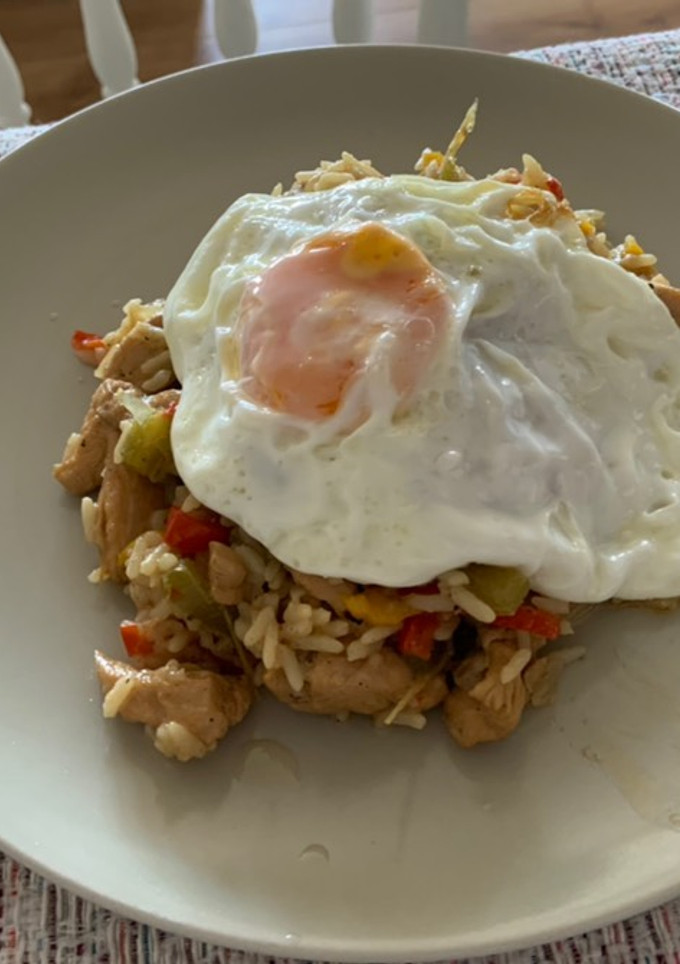 Una foto de Nasi Goreng - Arroz estilo indonesio
