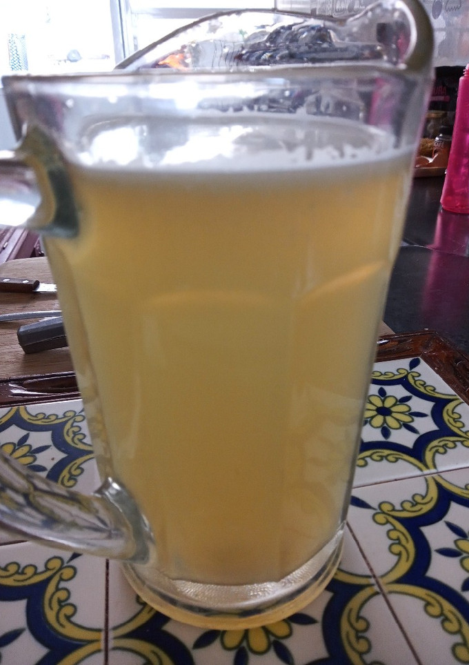 Una foto de Agua de limón y apio 🍋🌱