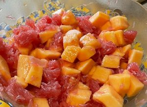 Une photo de Salade de pomelos au melon, orange et vanille