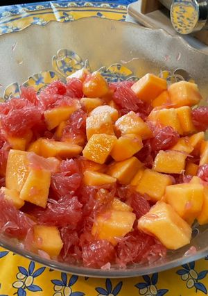 Une photo de Salade de pomelos au melon, orange et vanille